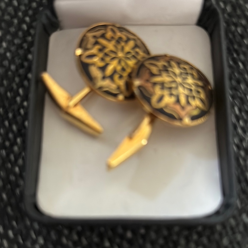 Ornate 22K Gold heavy plated and Black Cuff Links with Intricate Design